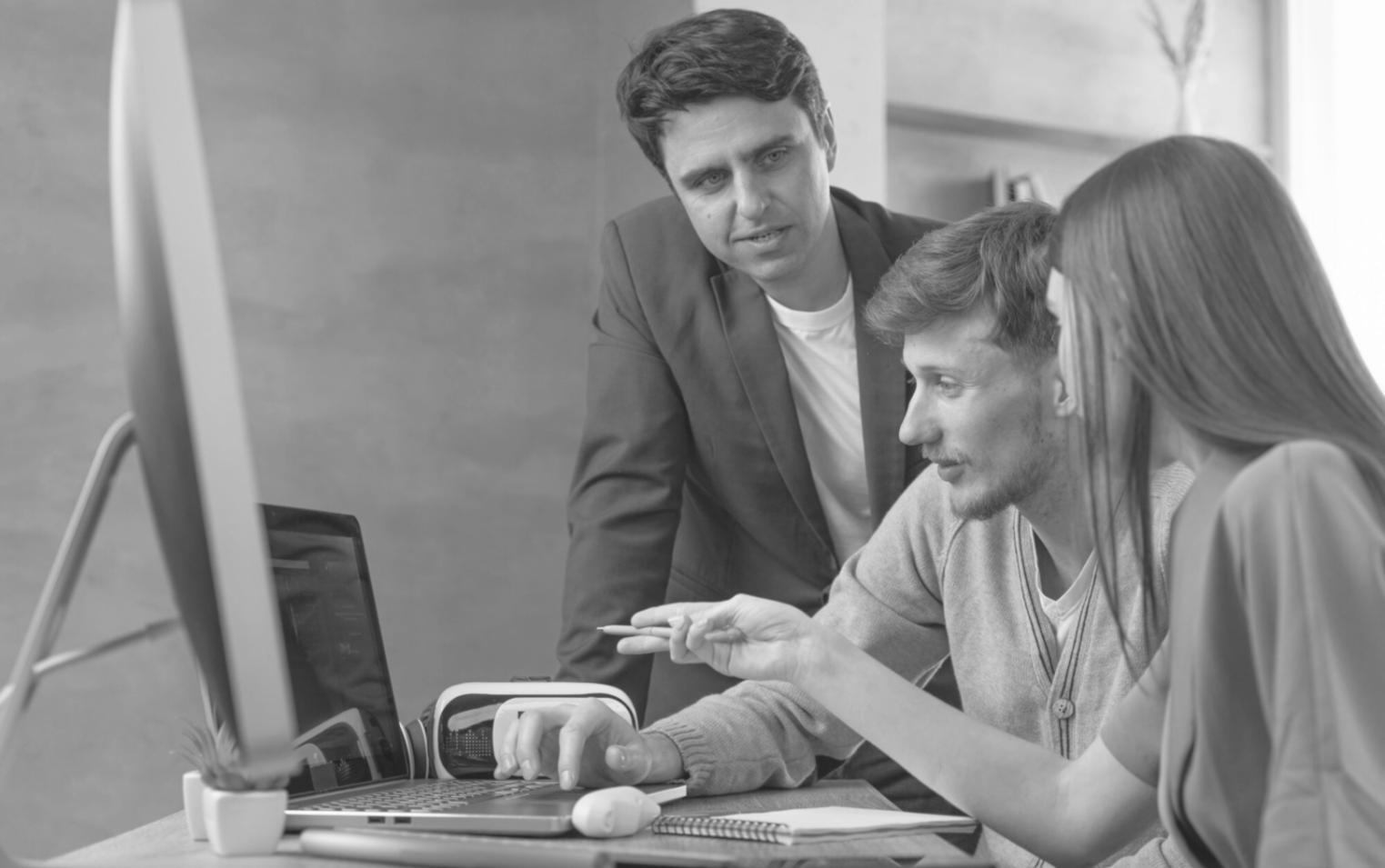 Espacio de formación moderno con materiales didácticos para análisis financiero