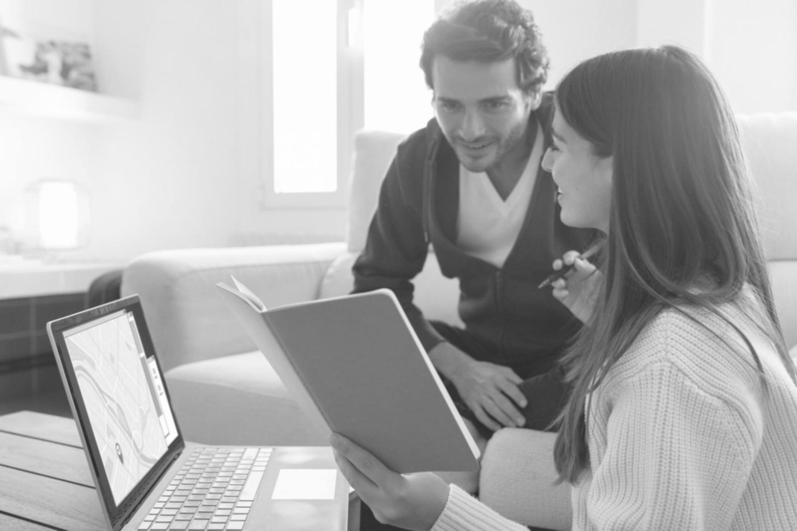 Equipo profesional analizando datos financieros en una sesión de formación empresarial