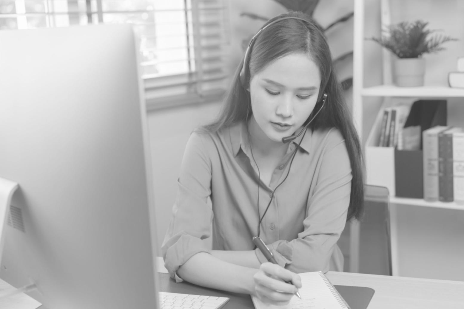Espacio de análisis financiero con documentos y herramientas de trabajo